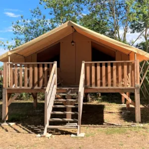Locatif - Tente Pilotis 2 chambres. Arrivée 16h Départ 10h. Max - Camping Bois & Toilés
