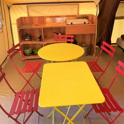 Location - Tente Pilotis 2 Chambres. Arrivée 16H Départ 10H. Max - image n°2 - Camping Bois & Toilés