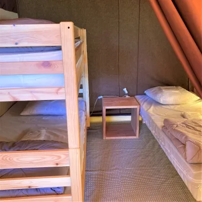 Location - Tente Pilotis 2 Chambres. Arrivée 16H Départ 10H. Max - image n°3 - Camping Bois & Toilés