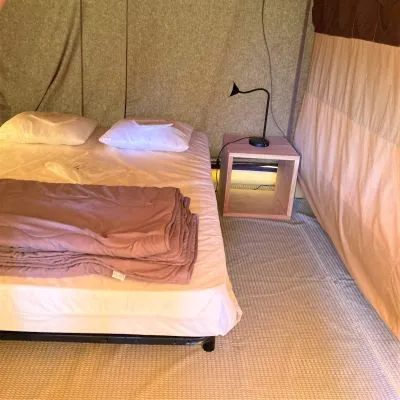 Location - Tente Pilotis 2 Chambres. Arrivée 16H Départ 10H. Max - image n°4 - Camping Bois & Toilés