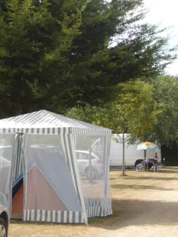 Stellplatz - Stellplatz + 1 Auto + Zelt , Wohnwagen Oder Wohnmobil - Camping Penhoat Côté Plage