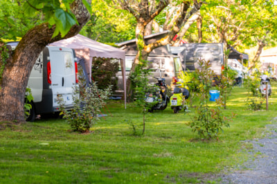 Grand confort pitch ?????? : car + tent/caravan or camper van 2/6 pers