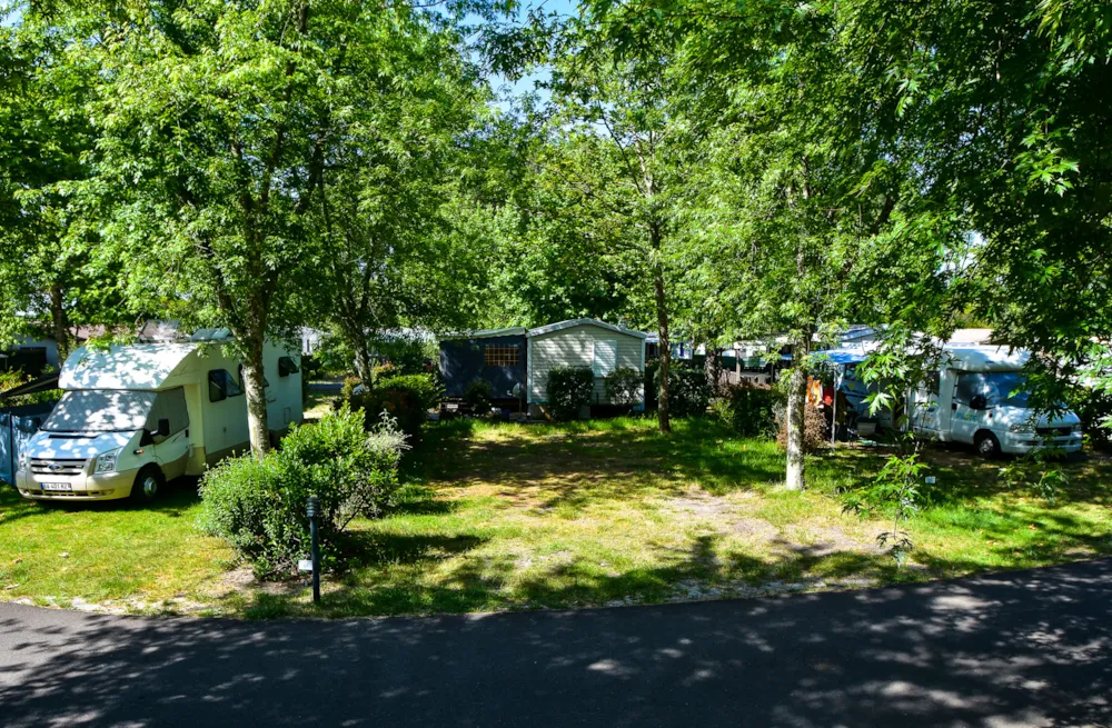 Kampeerplaats(en) - Standplaats 2 Trèfles - Elektriciteit - Camping La Forêt Lahitte