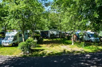 Stellplatz - Stellplatz 2 Trèfles - Strom - Camping La Forêt Lahitte