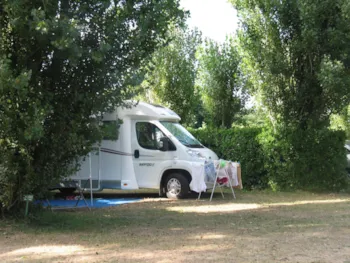 Emplacement - Forfait Confort (1 Tente, Caravane Ou Camping-Car / 1 Voiture / Électricité 10A) - Flower Camping La Pointe du Talud