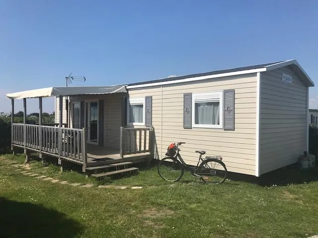 Mietunterkunft - Mobilheim Premium Grand Large 40M² 3 Zimmer + Halbüberdachte Terrasse 15M² - Meersicht - Flower Camping La Pointe du Talud