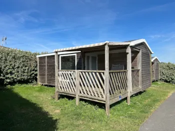 Mietunterkunft - Mobilheim Standard Loggia 25M² - 2 Zimmer + Überdachte Terrasse 9M² - Flower Camping La Pointe du Talud