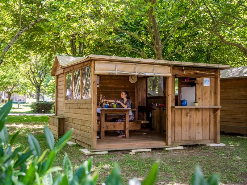 Forfait Premium : Emplacement 10A Équipé D'une Freecamp (Cabane Avec Sanitaires)