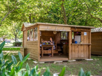 Premium package: 10A pitch equipped with a Freecamp (cabin with bathroom facilities)