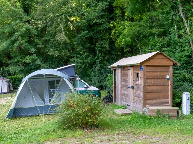 Emplacement - Forfait Premium : Emplacement 10A Équipé D'une Freecamp (Cabane Avec Sanitaires) - Flower Camping La Pointe du Talud