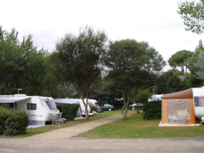 Pitch: car + tent/caravan or camping-car (double axles not accepted) — 6