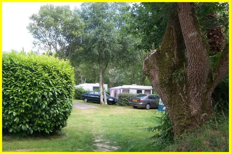 Emplacement + Voiture + Tente, Caravane Ou Camping-Car (Doubles Essieux Non Accepté)