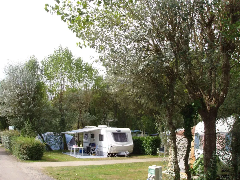 Emplacement + Voiture + Tente, Caravane Ou Camping-Car (Doubles Essieux Non Accepté)