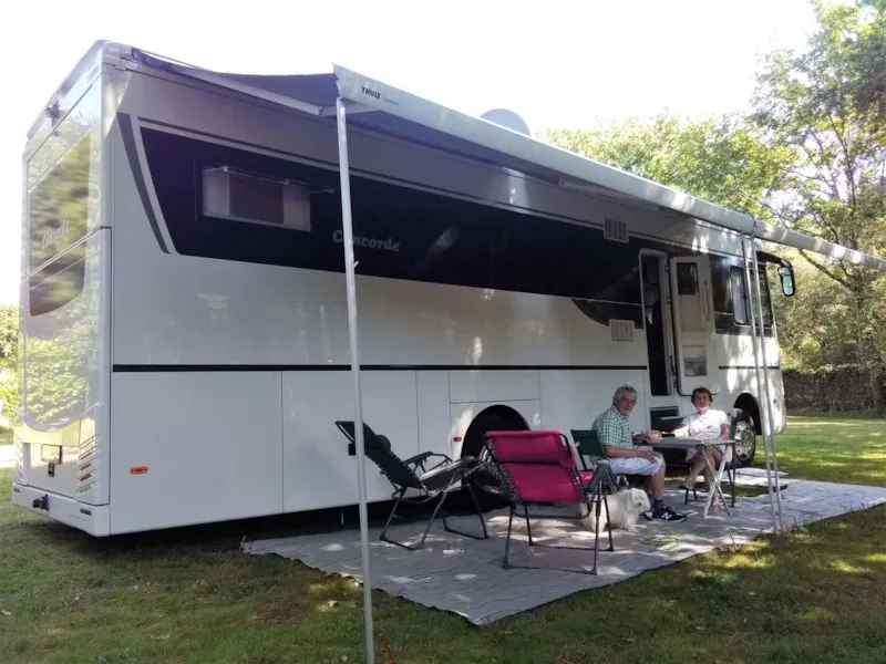Emplacement Camping Car Autonome Hiver (Sanitaires Fermés)/Aire De Vidange Ouverte