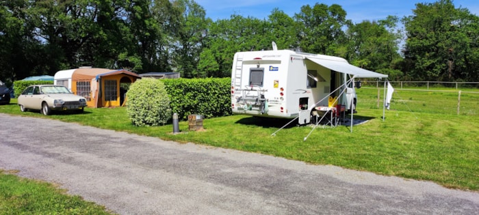 Emplacement / Électricité En Option Mini 120M² : Tente, Camping-Car Ou Caravane