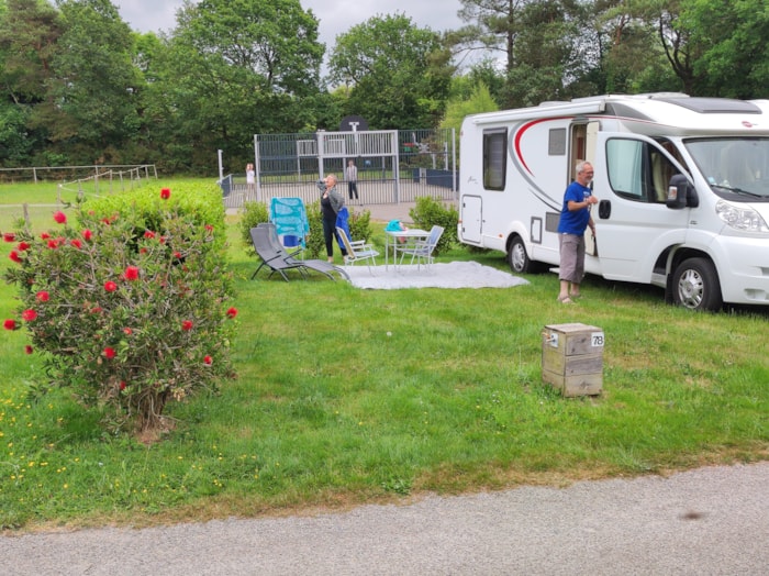 Emplacement / Électricité En Option Mini 120M² : Tente, Camping-Car Ou Caravane