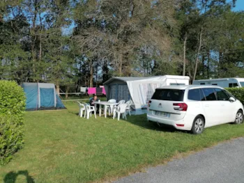 Stellplatz - Stellplatz Confort 120M² : Zelt , Wohnwagen Oder Wohnmobil + 1 Auto - Camping Entre Terre et Mer