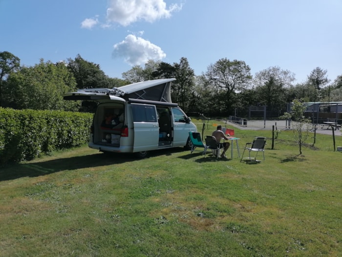 Emplacement / Électricité En Option Mini 120M² : Tente, Camping-Car Ou Caravane