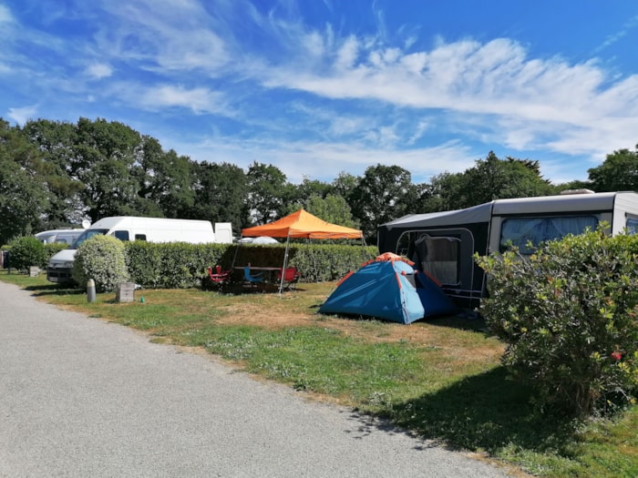 Emplacement / Électricité En Option Mini 120M² : Tente, Camping-Car Ou Caravane