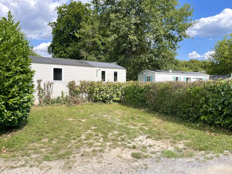 Grand Emplacement Pour Caravane, Camping-Car, Van Et Grande Tente