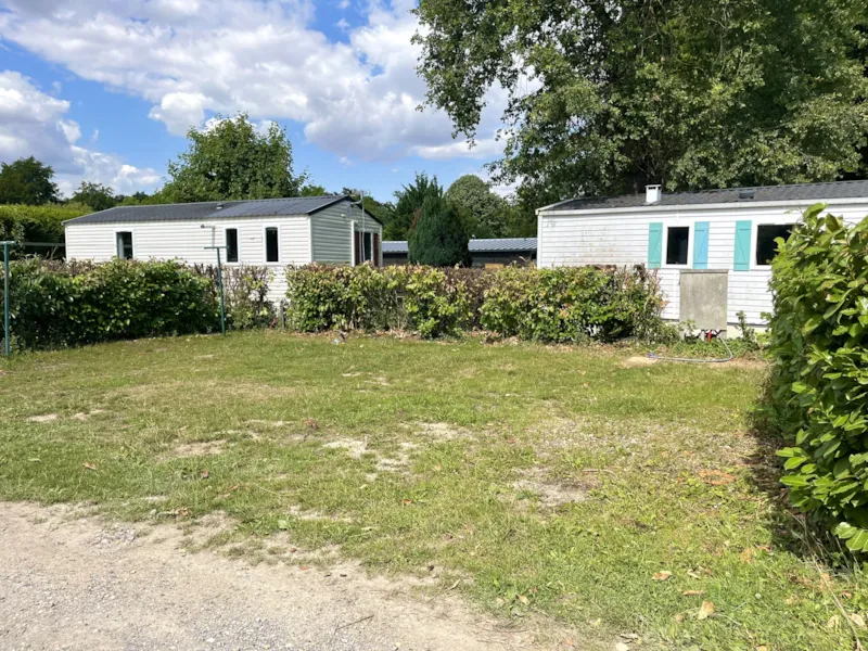 Grand Emplacement Pour Caravane, Camping-Car, Van Et Grande Tente