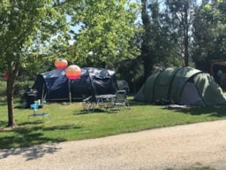 Kampeerplaats(en) - Standplaats 150 M2 Met 16 A Elektriciteit (1 Of 2 Pers. + 1 Tent/Caravan/Kampeerauto + 1 Auto) - Camping Le Bon Coin