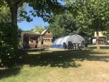 Stellplatz - Premium Stellplatz 160 M2 Mit Überdachter Terrasse, Kühlschrank, Gartenmöbel, Strom 16A - Camping Le Bon Coin