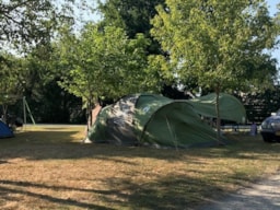 Kampeerplaats(en) - Standplaats 90 M2 Zonder Elektriciteit (1 Of 2 Pers. + 1 Tent + 1 Auto) - Camping Le Bon Coin