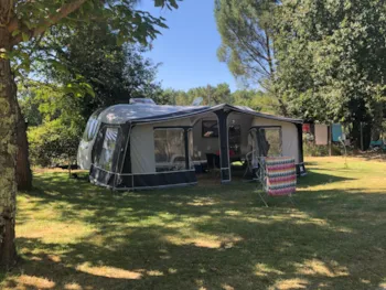 Stellplatz - Stellplatz 150 M2 Mit Elektrizität 16 A (1 Oder 2 Pers. + 1 Zelt/Wohnwagen/Wohnmobil + 1 Auto) - Camping Le Bon Coin