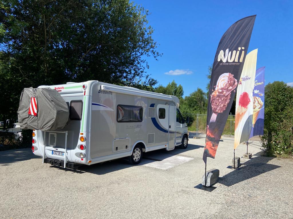Forfait Emplacement Camping Car 64m² (vidange, remplissage et électricité 10A inclus)