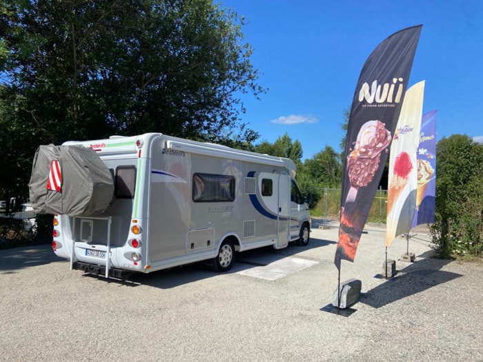 Forfait Emplacement Camping Car 64M² (Vidange, Remplissage Et Électricité 6A Inclus)