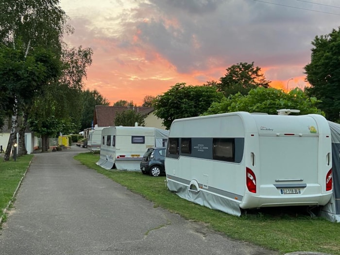 Forfait Emplacement Camping Car 64M² (Vidange, Remplissage Et Électricité 6A Inclus)