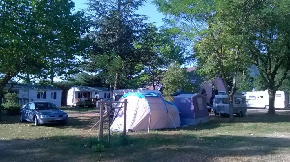 Emplacement - Forfait Nature (2 Personnes, Emplacement, Véhicule) - Camping de Masevaux