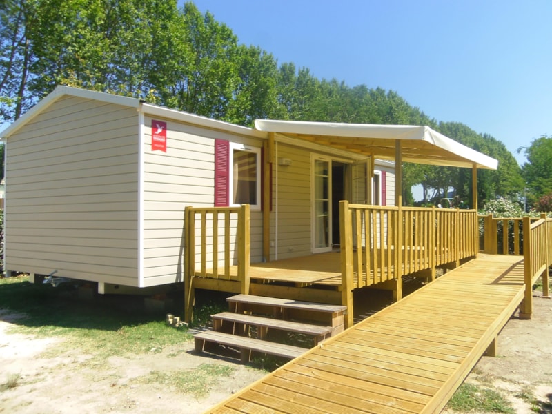 Mobile home for disabled persons with air-conditioning