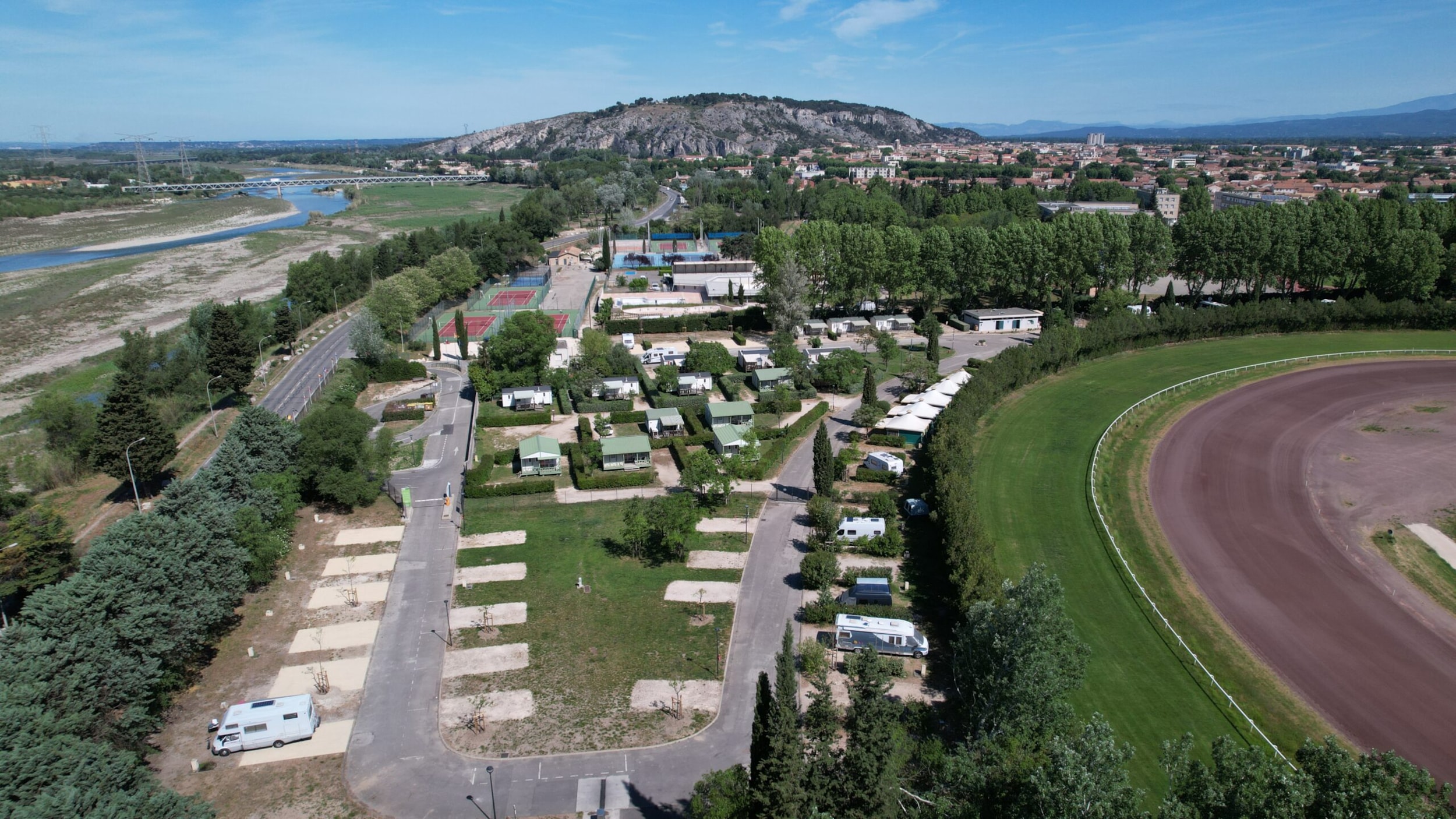 CAMPING INTERCOMMUNAL DE LA DURANCE — Photo 1