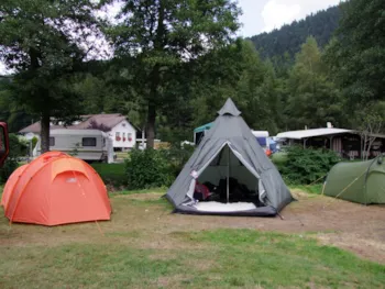 Stellplatz - Stellplatz Pauschale Wanderer Oder Radfahrer Mit Zelt -  Ohne Strom - Camping VERTE VALLEE