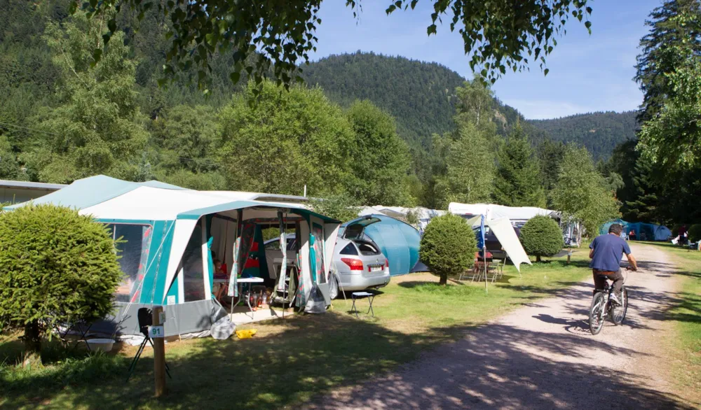 Piazzola Confort (tenda, roulotte + 1 auto, camper / Elettricità 6A)