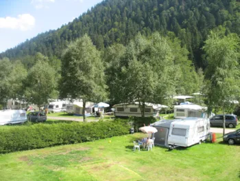 Stellplatz - Stellplatz Privilège +120 M² (Zelt, Wohnwagen + 1 Auto, Wohnmobil / Strom 10A) - Camping VERTE VALLEE