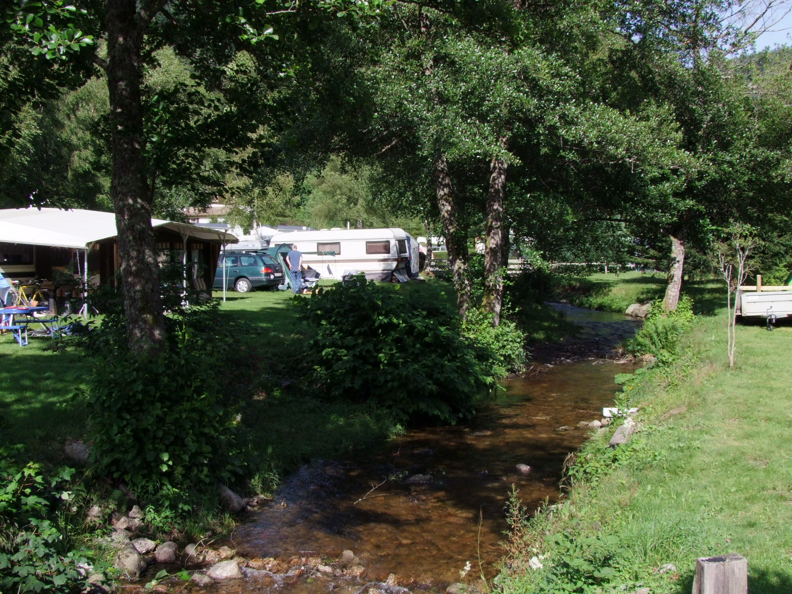 Emplacement - Forfait Rivière (1 Tente, Caravane + 1 Voiture Ou Camping-Car / Électricité 10A) - Flower Camping Verte Vallee