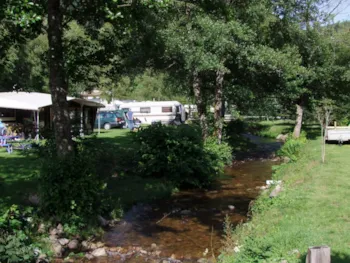 Stellplatz - Stellplatz Fluss (Zelt, Wohnwagen + 1 Auto, Wohnmobil / Strom 10A) - Camping VERTE VALLEE