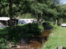 Kampeerplaats(en) - Rivier Formule (1 Tent, Caravan + 1 Auto Of Camper / Elektriciteit 10A) - Camping VERTE VALLEE