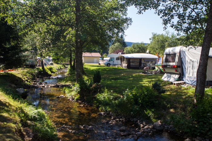 Forfait Rivière (1 Tente, Caravane + 1 Voiture Ou Camping-Car / Électricité 10A)