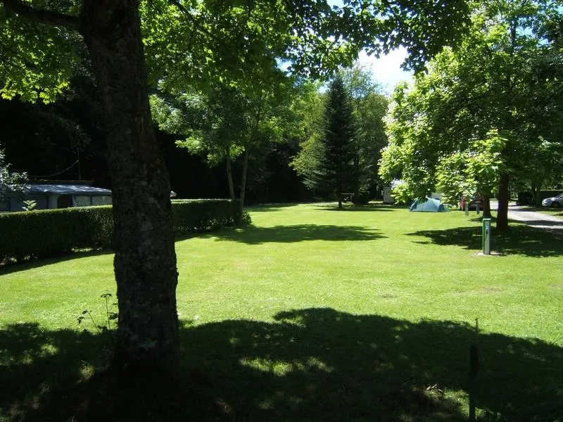 Forfait Privilège- Superficie Mini De 150 M² (1 Tente,Caravane Ou Camping-Car/1 Voiture/Électricité)