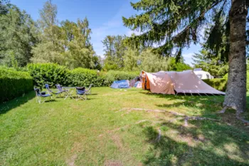 Stellplatz - Stellplatz Privilège Min. 150 M² (1 Zelt, Wohnwagen, Wohnmobil / 1 Auto / Strom ) - Flower Camping du Lac de la Seigneurie