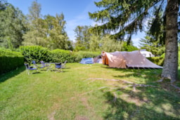 Pitch - Privilege Package Min. 150 M² (1 Tent, Caravan Or Motorhome / 1 Car / Electricity ) - Flower Camping du Lac de la Seigneurie