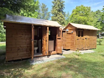 Stellplatz - Forfait Premium Freecamp Original Avec Tisch Picknick - Flower Camping du Lac de la Seigneurie