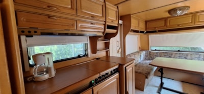 VINTAGE CARAVAN FOR 2–4 PEOPLE