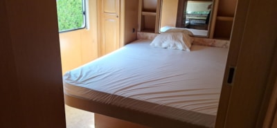 VINTAGE CARAVAN FOR 2–4 PEOPLE