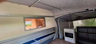 VINTAGE CARAVAN FOR 2–4 PEOPLE