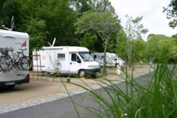Emplacement - Forfait Confort 1 À 2 Personnes Avec Camping Car + Électricité 16A - NANTES CAMPING